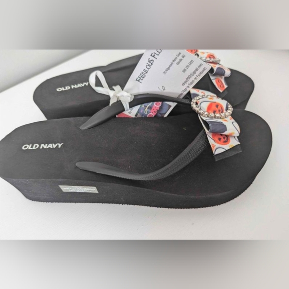 Cute boutique flip flops with bows and rhinestone detailing - Picture 2 of 2